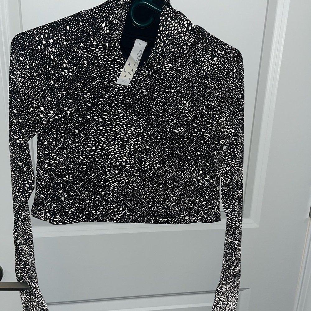 Oiselle women’s black reflective top